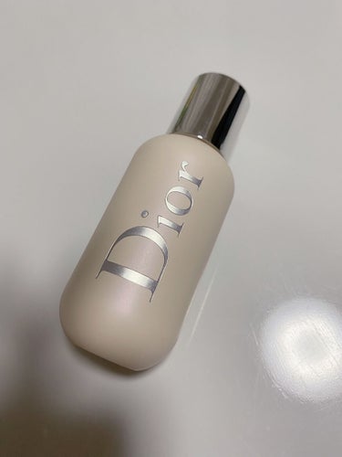 Dior バックステージ フェイス & ボディ プライマー

肌の凹凸を埋めてフラットにする効果と、ボンドや水のりのようにピタッと上に乗せるファンデを密着させる効果のあるコチラの下地。

一見瑞々しいテ