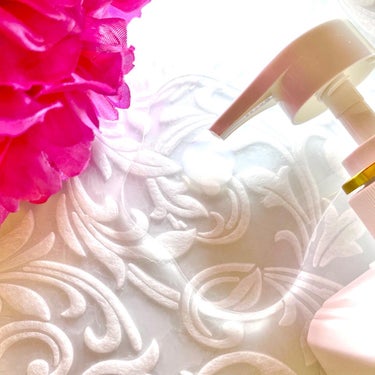 Leivy ラディアンスボディシャンプー ハイビスカスのクチコミ「𓆸

お花の香りとボトルデザインが可愛らしい
レイヴィー ラディアンスシリーズより
“ハイビス.....」（2枚目）