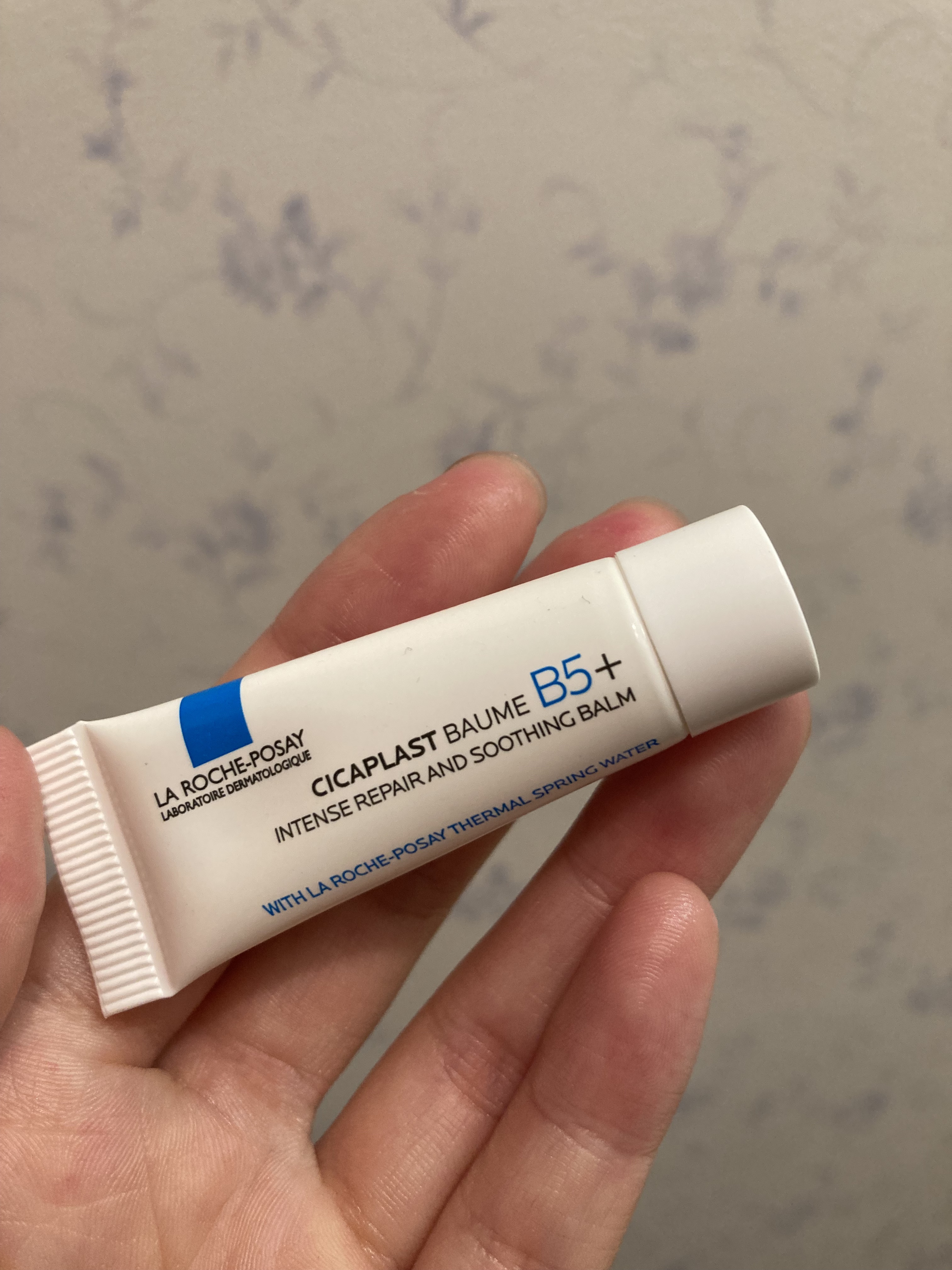 ラ ロッシュ ポゼ
シカプラスト リペアクリーム B5+

保湿力◎ゆらぎ肌に◎

ですが、化粧水や美容液がお肌に浸透する前にこのクリームを塗ると、すべて流れてしまうように感じました。

個人差あるのかな？

参考までに。