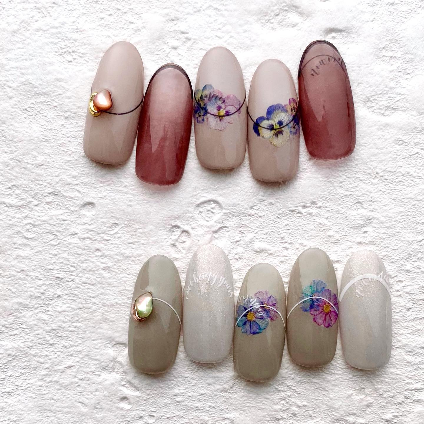 #ジェルネイル,#シアーパンジーネイル,#シアーコスモスネイル,#スマイルフォントネイル,#ミラーネイル,#英字ネイル,#クリアネイル,#フラワーネイル,#パンジーネイル,#大人ネイル,#女子ネイル,#上品ネイル,#セルフネイル,#セルフネイル,#アレルギーレスネイル,#トレンドネイル,#秋ネイル,#ネイル,#シャネイルのネイルデザイン