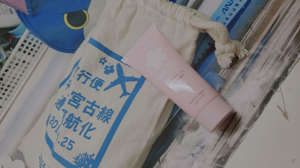 DAISO ハンドクリーム サクラの香りのクチコミ「冬に近づく度に肌乾燥するー！！！

ハンドクリームって薬局でブランドでないといい香りがしない….....」（1枚目）