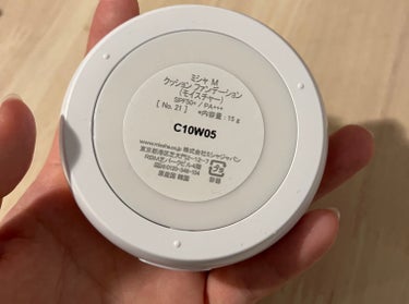 ファンデーションのレビューです🤩

【使った商品】MISSHA クッション ファンデーション　　　　　　　　　　　　　　No.21モイスチャー
【崩れにくさ】★★☆
【カバー力】★☆☆
【ツヤorマット】ツヤ
【良いところ】コスパ○  艶感○
【イマイチなところ】カバー力低め

1000円弱とコスパも良くツヤ感もあり良かったです！
ただ、カバー力が低いと感じたため、しっかりカバーしたいという方には向いていないかもです（ ;  ; ）

逆に厚塗り感がなく、自然な感じにしたいという方にオススメの商品だと思います✨


手の傷はネコに噛みつかれてできたものですが、それも隠れるくらいのカバー力はありました！の画像 その1