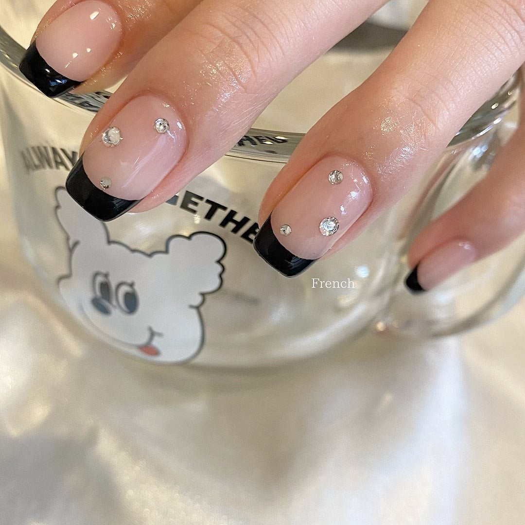 mina on LIPS 「blackFrench×Crystal🖤💎大濠ネイルサロンNa..」(1枚目)