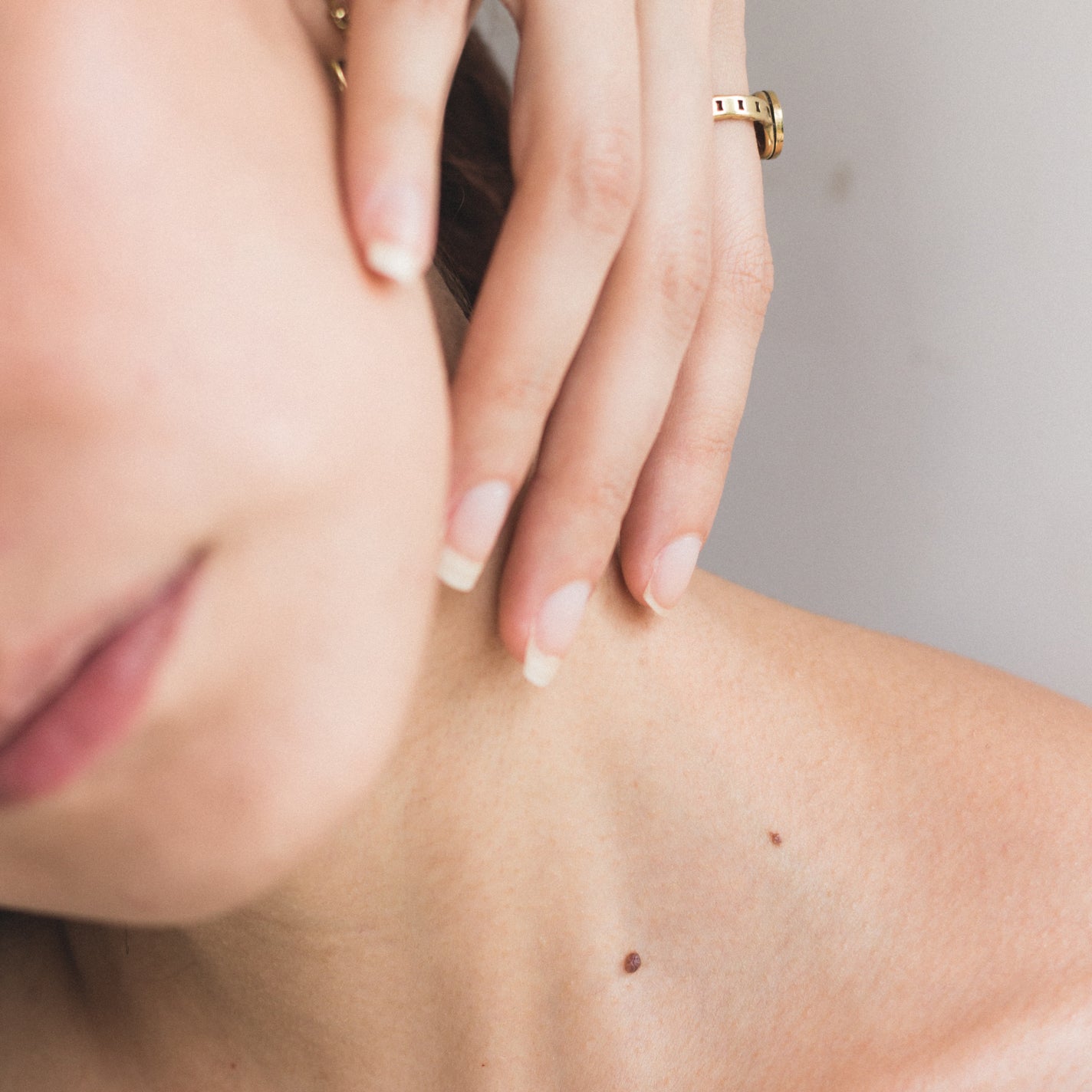 ゆらぎ肌と敏感肌の違いとは?チェックリストやおすすめスキンケアアイテムも《化粧水・美容液etc.》の画像