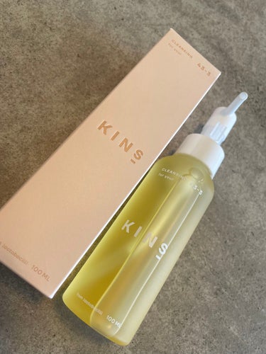  100ml ¥3,980 （税込 ¥4,378）
CLEANSING OIL KINS

LIPSさんを通してKINS様から頂きました
パッケージからシンプルだけど高級感が。
パケ、ボトル共に素敵なデ