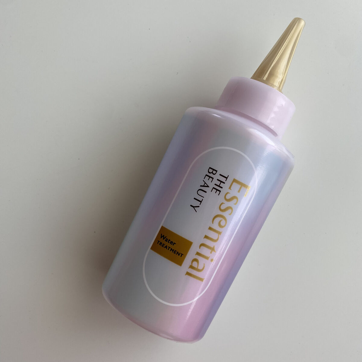 エッセンシャルから
髪のキメ美容ウォータートリートメントが
新発売💧✨

洗い流さないウォータータイプの
トリートメントは初めて😳！

このトリートメントの特徴は
タオルドライ後の濡れた髪に
根元から毛先まで 髪全体に
よく馴染ませて使