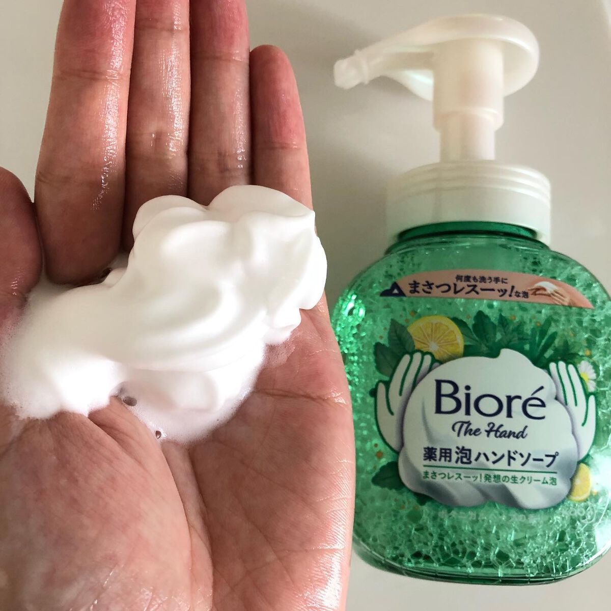 ビオレ ビオレ ザ ハンド 泡ハンドソープ ボタニカルハーブの香りのクチコミ「一日に何度もする手洗いを楽しい時間に💕
ビオレ ザハンドの泡ハンドソープ🖐🏻
 
クリアなグリ.....」（2枚目）