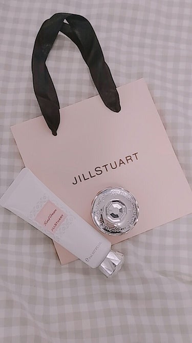 どうも！Ｎです😃
私の数少ないデパコス！JILLSTUARTコスメの紹介です！
 
リラックスハンドクリーム
    ホワイトフローラルの香り
   お店で見た目の可愛さに一目惚れ♥          