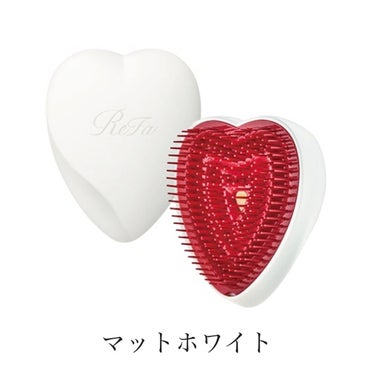 \正直レポ！/ ReFa HEART BRUSH

✼••┈┈••✼••┈┈••✼••┈┈••✼••┈┈••✼

こんにちは！穂積。です！
今日は最近買ったヘアブラシを紹介したいと思います！！


今回レビューするのはこちら！↓

ReFa HEART BRUSH

SNSで大人気のヘアブラシですが、私が使ってみた感想などをお伝えしたいと思います！！


【いいところ】
･見た目が可愛い
最初にごめんなさい！見た目が可愛すぎます！！
このブラシで髪をとかすと本当にテンションが上がります！オススメです！🫶

･持ちやすい
このブラシのハート型は可愛いだけではありません！手の形にフィットして持ちやすくなっています！割と重みもあるので、手から離れることなくしっかりとかすことができます！👍

･ブラシがちょうどいい硬さ
ちょっと硬さのあるブラシです！髪をしっかりとかしてくれる上に、頭皮のマッサージもしてくれます！！

･髪がさらさらになる
髪が嘘みたいにサラサラになります！絡まっていた髪の毛を整えてくれるし、とかした後の髪にツヤが出ます😊すごい😊


【気になるところ】
･指紋が気になる
私は画像2枚目のシルバーを購入しました！高級感のある見た目でとっても可愛いのですが、ヘアオイルやヘアバームを使ったあとの手で触るとめちゃくちゃ指紋がつきます😩画像3枚目のようなマットタイプを購入していれば気にならないと思います！🙌


色々書きましたが、私にはメリットの方が多い商品だったので星5の評価をつけました！可愛い見た目と素晴らしい機能を兼ね備えた素敵な商品です！👍


【使い方】
付属のふたを外して髪をとかします！お出かけ前やお風呂の前など、髪をさらさらツヤツヤにしたい時にオススメです！
今度ヘアケアに関する投稿をしたいと思っているので、またそこで使い方を説明させてください！！


とっても気分が上がるヘアブラシです！！ぜひ試してみてください！！

✼••┈┈••✼••┈┈••✼••┈┈••✼••┈┈••✼

最後まで読んでいただき、ありがとうございます！
参考になりましたら幸いです！


#正直レポ 
#ReFa
#HEART BRUSH
#Silver
#ヘアケア
#ヘアケアグッズ 
#ヘアブラシの画像 その2