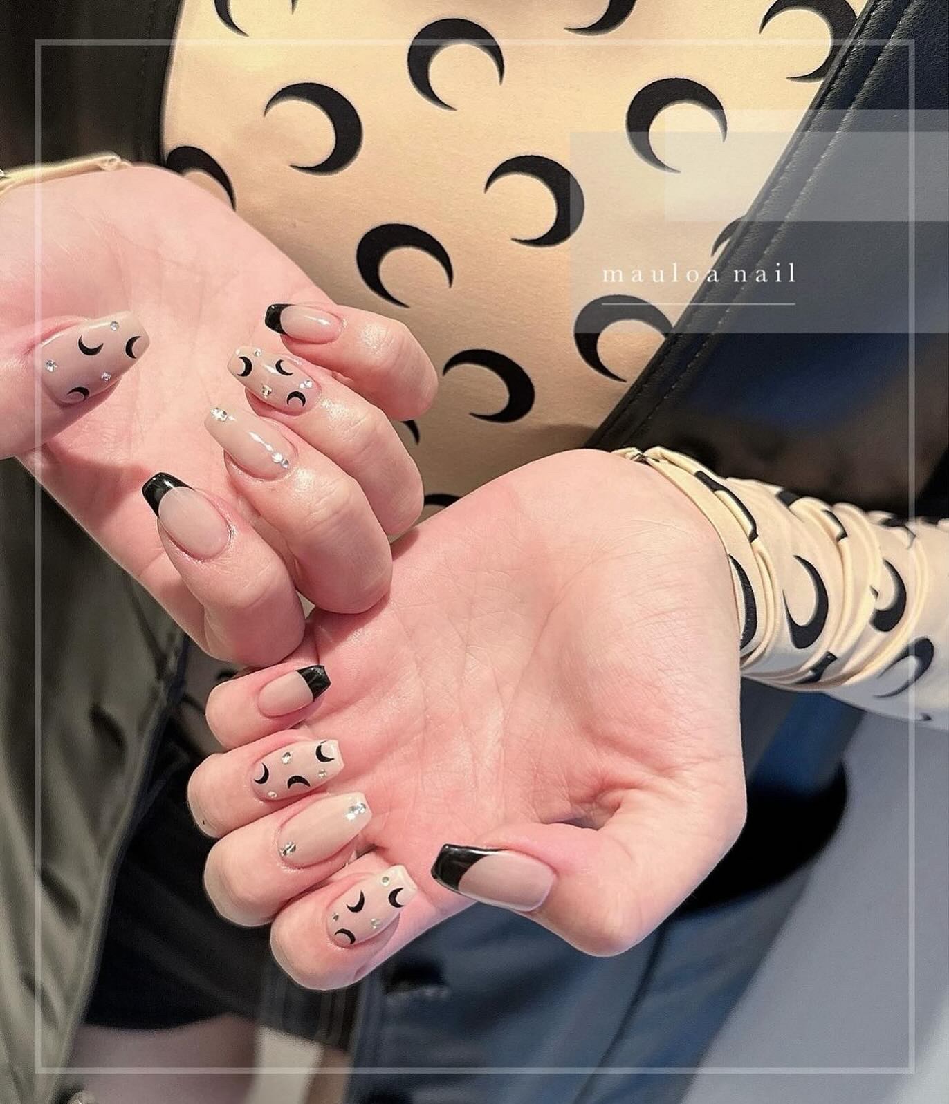 #フレンチネイル,#ネイル,#アートネイル,#秋ネイル,#ミラーアートネイル,#黒フレンチネイル,#フレンチネイル,#マリーンセルネイル,#乳白色ネイル,#手書きアートネイル,#ミラーアートネイル,#パーツネイル,#ミラーネイル,#天王寺ネイルのネイルデザイン