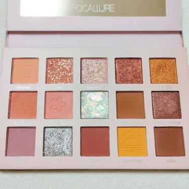 👑FOCALLURE
Go Travel Eyeshadow Palette
color : 07 Tokyo⁡

⁡✓ ⁡中国コスメ
⁡✓ ⁡ピンクカラーベースのパレット
⁡✓ ⁡お花のホログラムも
- - - - - - - - - - - - - - - - - - - - - - - - - - - -

カラーが可愛すぎて購入した中国コスメのアイシャドウ！
パケもとってもかわいいです︎💕︎︎

発色もしっかりしていて、色んな組み合わせができます✨
グリッターやホログラムもあるのでイベントメイクにも向いてるかなと思います😆

ただ締め色がない？
もう少し暗めのカラーが2つくらいあったら良かったなと思います

でも本当に可愛くてお気に入り✨⁡⁡
⁡
⁡※3,4枚目画像の上まぶたメイクに使いました
⁡- - - - - - - - - - - - - - - - - - - - - - - - - - - -⁡
⁡#focallure #フーカルーア#gotraveleyeshadowpalette #traveleyeshadowpalette #gotravelpalette #ゴートラベルアイシャドウパレット #gotravel #focalluregotravel #アイメイク #アイシャドウ #アイシャドウパレット #07tokyo #07トーキョー #tokyo #東京 #トーキョー #15色 #15色アイシャドウパレット #ヴィーガンフリー #中国コスメ #中華コスメ #コスメレポ #コスメレビュー #コスメ購入品 #コスメ購入品レビューの画像 その1