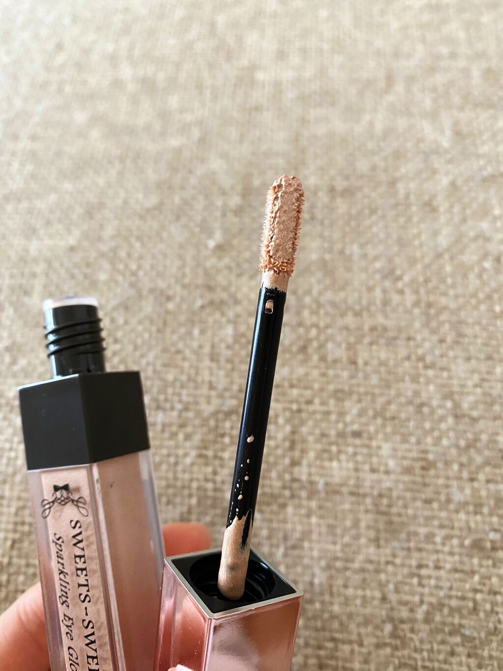 スパークリングアイグロス 01 ミルキーベージュ/スウィーツ スウィーツ/リキッドアイシャドウを使ったクチコミ（2枚目）