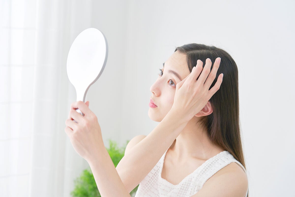 【抜くのはナシ!】20代なのに白髪が気になる!原因と対策、おすすめのケアアイテムを紹介のサムネイル