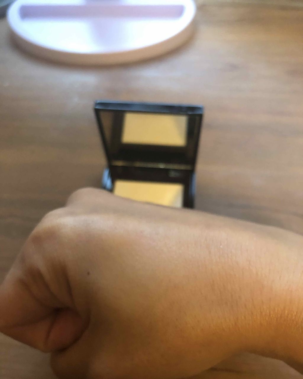 シークレット ブラーリング パウダー フォー アンダー アイズ/ローラ メルシエ/プレストパウダーを使ったクチコミ(2枚目)