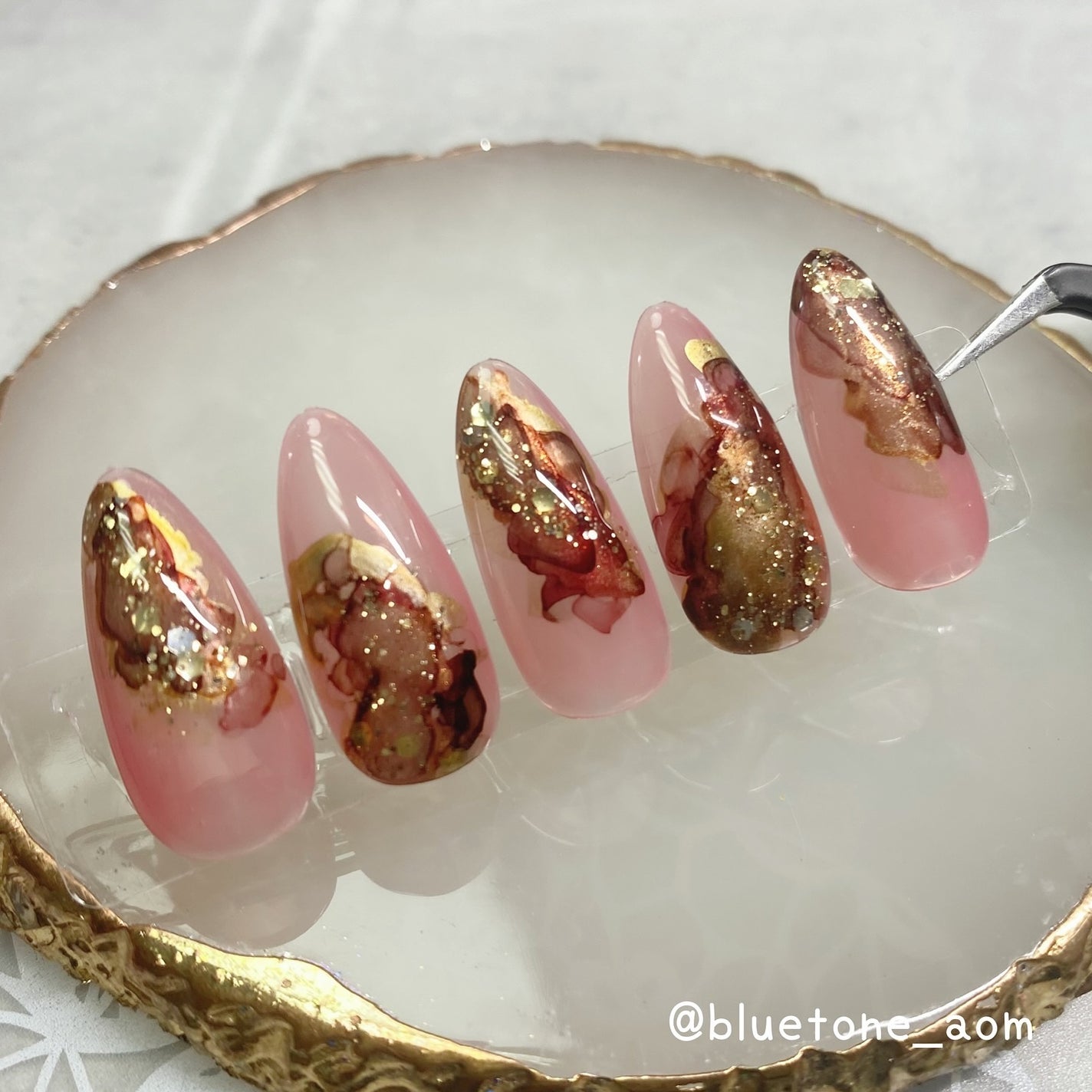 ⋆͛🦖⋆͛aomi on LIPS 「イチゴチョコみたいなニュアンスネイル美味しそう🤤🍓🍫インクやっ..」(7枚目)