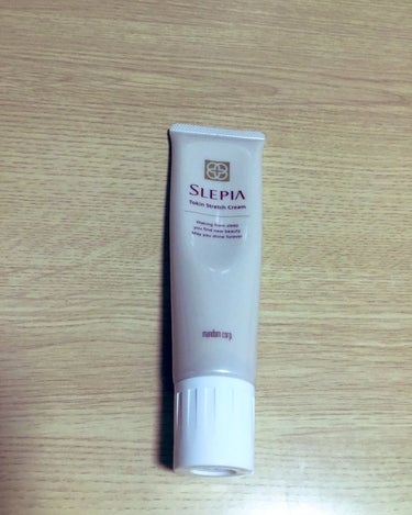 SLEPIA 頭筋ストレッチクリームのクチコミ「
シャンプー後に頭皮に付けてマッサージ💆‍♀️
細いノズルで直接つけられるから簡単✨
スーッと.....」（1枚目）