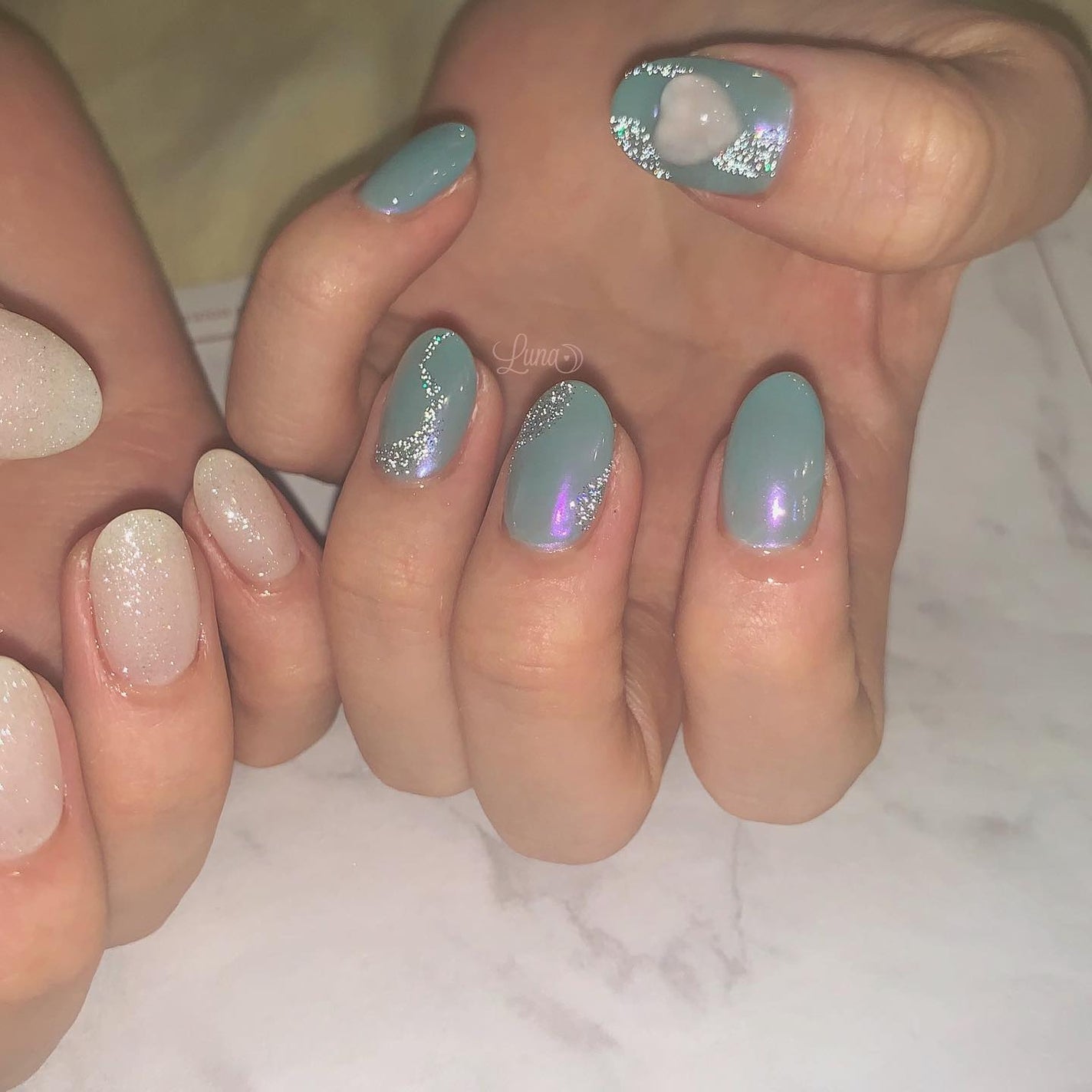 Iuna. Mizuki on LIPS 「.white🤍blue💍#nail#nailstagram#g..」(2枚目)