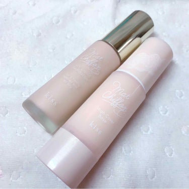 【夏を乗り切る】UVカット&毛穴レスの陶器肌❤️

今回LIPSを通して、狙っていたプレゼントをいただきました🎁💕
めちゃくちゃうれしーい！！！✨

#kiss
#マットシフォンUVハイカバーベース
#01_light


もともと、#マットシフォンUVリキッドファンデ が気になっていて、4月に購入してみたら、
めちゃくちゃよい！と感動していました。

なかなかkissが置いてある店が近くにないのと、仕事が激忙しく、買えずにいたところにこのプレゼント…😭💕

本当にありがとうございますううう！！

まず、ファンデの印象は【プチプラのダブルウエア】って印象でした。

これだけで、ファンデの素晴らしさがお分かりかと思います。

そのマットシフォンのベースですよ。

期待大❤️


ということで、使ってみた感想です。




∩(´･ω･`)つ―*’“*:.｡. .｡.:*･゜ﾟ･*　



❶高密着
手に出してみると、こっくりで固めのクリームって感じ。
顔に乗せていくと、すぐに密着して動かなくなります。
1日目は5点置きしたのですが、はじめに全部乗せるよりも、
部分ごとに乗せてすぐ伸ばしていく方が、より密着します。

そして、すごくすごくヨレない！
夕方でもお直しせずにいけました。
小鼻がスポンジでトントンしたいなーってくらいで、
ピタッと密着していて感動でした。

まあ、合わせてファンデを使っていたので、更に良かったのもあると思います。



❷ハイカバー
これは、本当にハイカバーという言葉で良いのかって思うくらい、ハイカバーです。
わたし的にはハイハイカバーって感じです✨
前述の通り、ファンデと併用したのですが、いつもの要領で塗ると、
結構厚塗り感が出ました。

ナチュラルメイクが好きな方は、ベースを伸ばした後、スポンジでベースの量をコントロールしてから、ファンデを乗せるといいと思います。

怖くて私はまだやっていませんが、
もしかしたらファンデなくても、このベースとパウダー乗せるだけでいいんじゃないかって思います。
休みの日にやってみようかな😎




❸毛穴かくし
小鼻周りは本当にいちご鼻のように凸凹なのですが、
これが隠れたかというと、隠れてはいません😭
このシリーズは、毛穴を埋めるというよりも、目立たなくするような感じなので、
フラットのように見せるというのが正しいと思います。
悲しいことに毛穴は消滅することができないですが、
毛穴とうまく付き合っていくには、このベースを使うのも１つですよね😎


❹ヨレない
毛穴の話の続きになりますが、毛穴が隠れるわけではないですが、ある程度目立たなくなります。
そして、夕方になっても毛穴からの皮脂が出てドロドロ…という大惨事になることはありませんでした！
夕方すぎてもサラサラ✨
すばらしい！




∩(´･ω･`)つ―*’“*:.｡. .｡.:*･゜ﾟ･*　

以上、使ってみた感想でした！

💫ファンデとの併用がおすすめ
💫ハイカバーでヨレにくい
💫夏は乗り切れる！！


kissの商品は、まだこのベースとファンデしか使ったことがないので、
他のものも使ってみたくなりました❤️



#kiss_PRの画像 その2