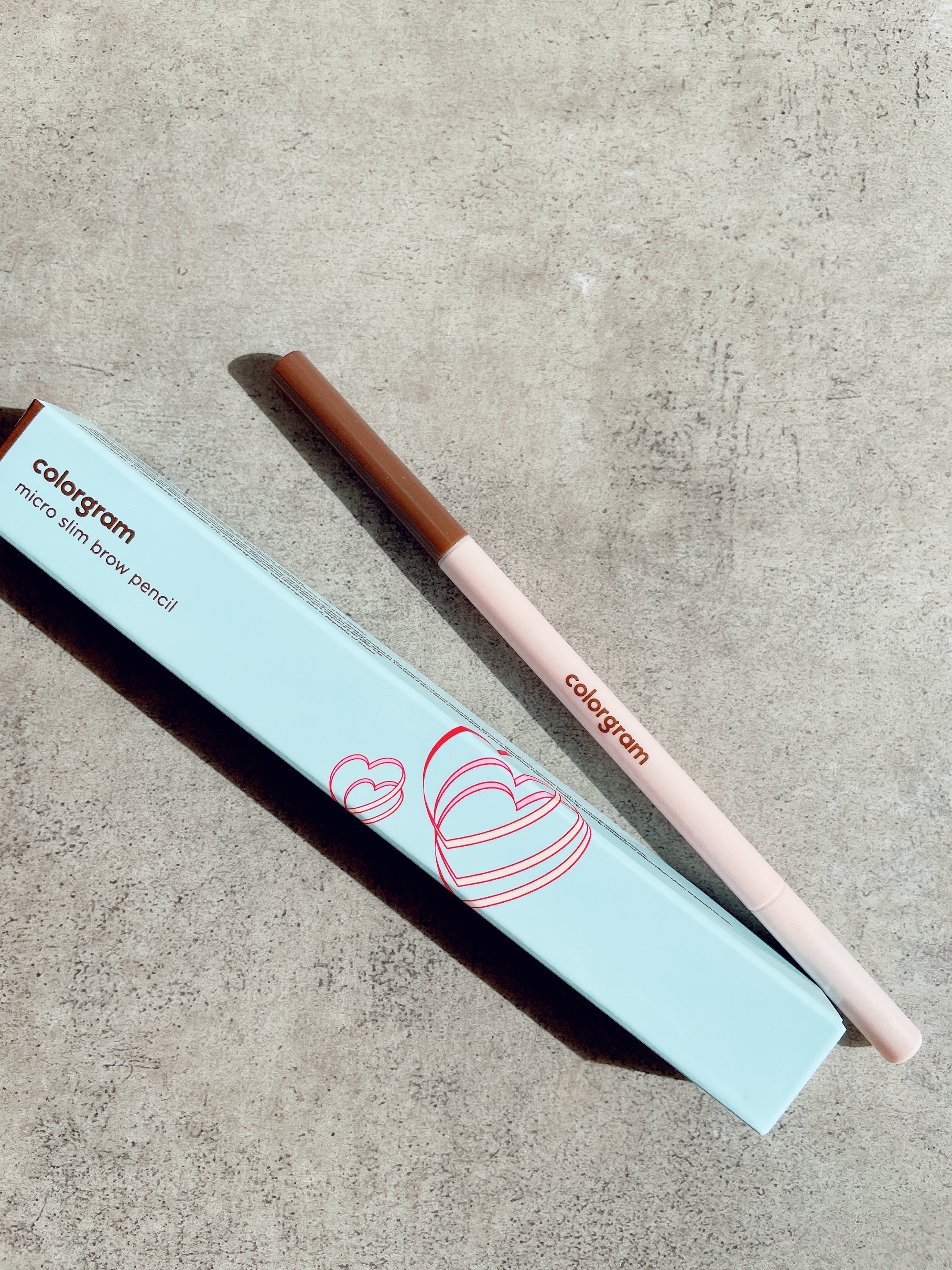 colorgram
Micro Slim Brow Pencil

極細1mmのブロウペンシル！

直径1mmの超スリムな丸型の芯で、毛並みに沿って1本1本まるで自分の眉毛みたいに細かい部分まで綺麗に描ける😍
眉尻もシャープにシュッと決ま