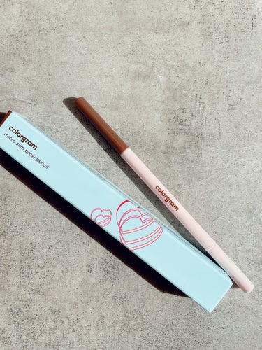 colorgram
Micro Slim Brow Pencil

極細1mmのブロウペンシル！

直径1mmの超スリムな丸型の芯で、毛並みに沿って1本1本まるで自分の眉毛みたいに細かい部分まで綺麗に描