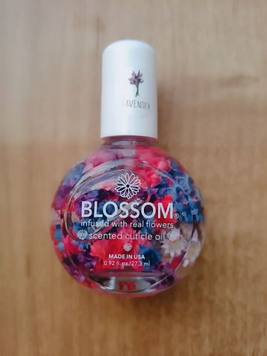 キャンディブロッサムネイルオイル🍬💅💞
ラベンダーの香り。

花ッ🌷🌸🌹🌺🌻🌼
とにかく花が可愛い。甘皮の部分に塗ってマッサージ、が正しい使い方らしいのですが、面倒なのでサッと甘皮だけに塗って、後はしみ