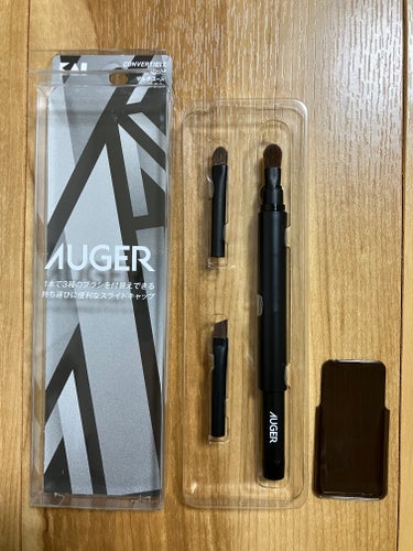  貝印
AUGER マルチユーズブラシ
￥1980

■購入のきっかけ

・キャップ付きのブラシが欲しい
・キャップがスライド式で便利そう、面白そう
・LIPSで購入できた


■総評

・キャップがスライド式で便利
・3つのブラシを収納できるケースがある
・使い勝手は中途半端かも


■個人的な使い方

・アイブロウブラシを本体に装置して使用
・余りがちなアイシャドウの濃色でアイブロウパウダー代わりに
・その後、アイブロウペンシルで仕上げ


■リピートは？

なし寄り
本体の長さがもう少し短い方が好みでした。
ブラシの品質は良いので、DAISOのロケット型ブラシは卒業しました。
1つあると色んな使い方ができるので便利です。


■詳細

◯Good！
・ブラシがほどよいコシ、チクチクしない
・キャップがスライド式なので落としたり紛失したりしない
・特にアイブロウブラシが気に入った(眉尻のラインが引きやすい)
・スリム、マットブラックでかっこいい
・本体無しでもケースに入れて3本持ち運びできる

△Umm…
・本体の長さはもっと短い方がポーチに収納しやすい
・ケースは3本入るが取り出しにくい
・ケースの色は中身が見えるようにもっと透けていた方がわかりやすかった

✕Bad
・3つのブラシを頻繁に入れ替えて使いたい場合は不便(本体に装着すると引っこ抜くのに力がいる)

---

参考になれば幸いです。

#メイクブラシ
#メイクツール
#貝印の画像 その2