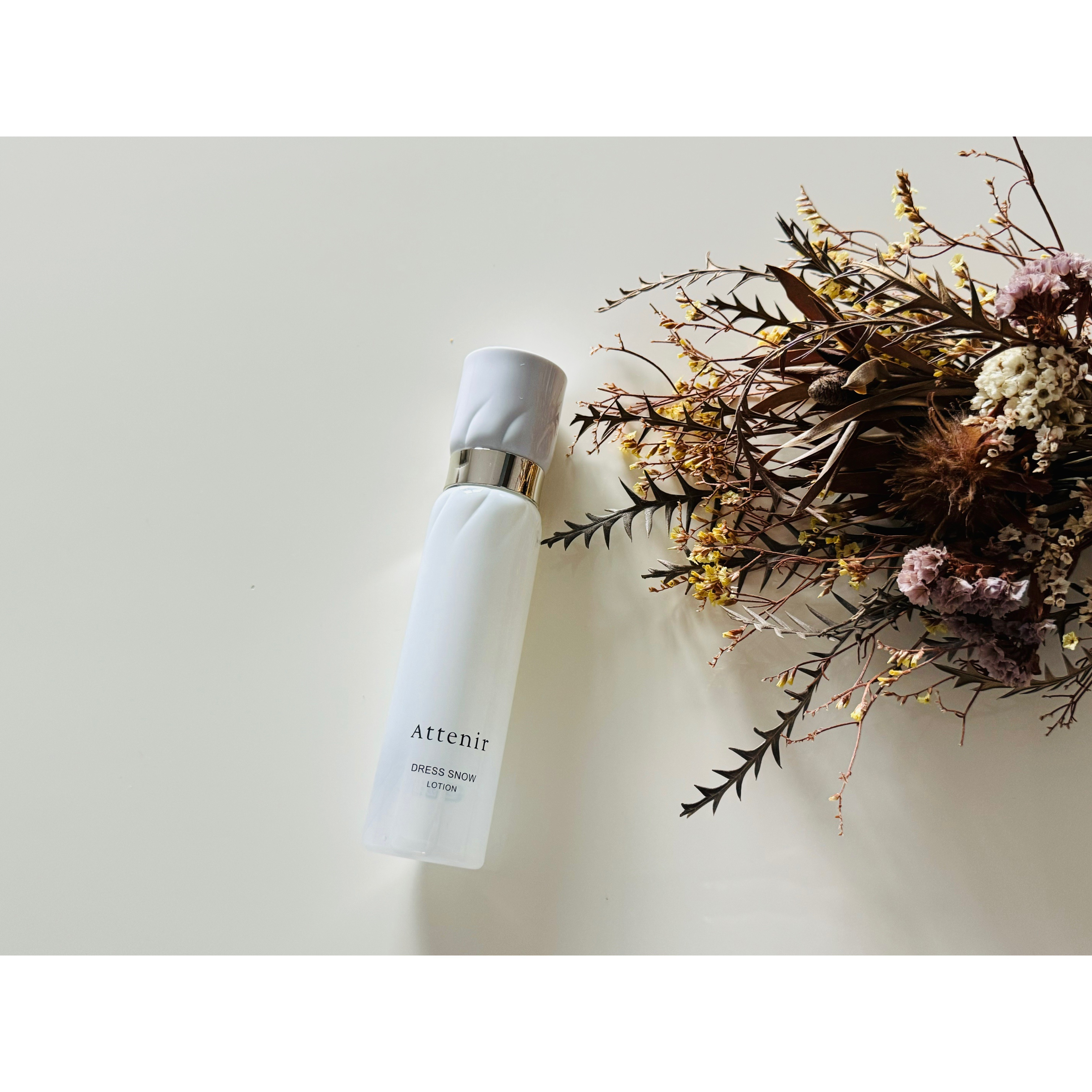 
アテニアから商品提供を頂きました。

夏になるとすでにうっかり日焼けをした後悔から念をいれてお手入れすることになりますが、やはり【「ドレススノー ローション（医薬部外品）」】はテクスチャ含めて大好きなアイテム。

美白※1も！シワ改善も！