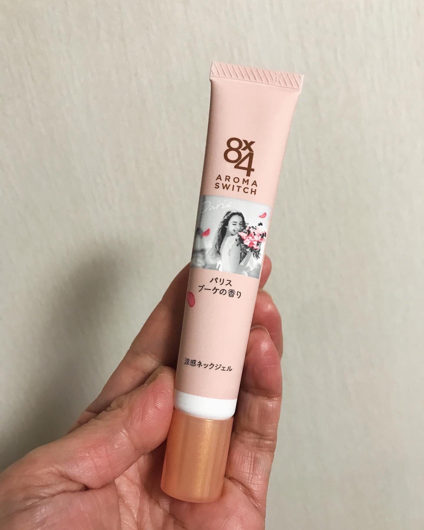 8x4 アロマスイッチ 涼感ネックジェル パリスブーケの香り/８ｘ４/デオドラント・制汗剤を使ったクチコミ（2枚目）