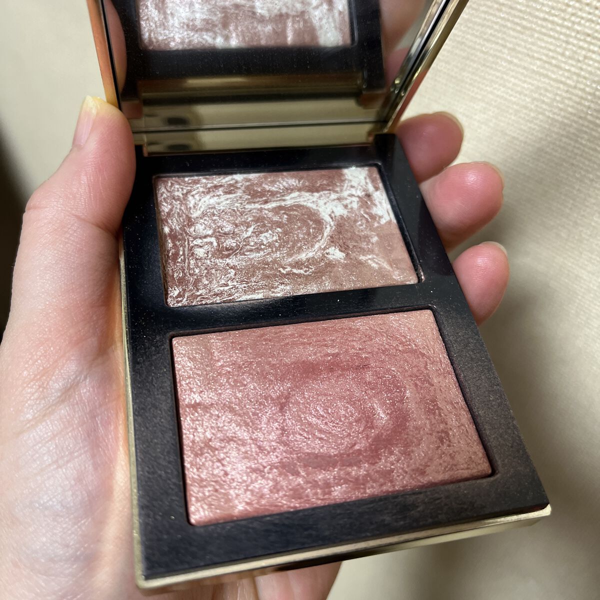 ハイライティング パウダー デュオ(LOVES RADIANCE COLLECTION) L02 ピンクグロウ/BOBBI BROWN/パウダーハイライトを使ったクチコミ（2枚目）