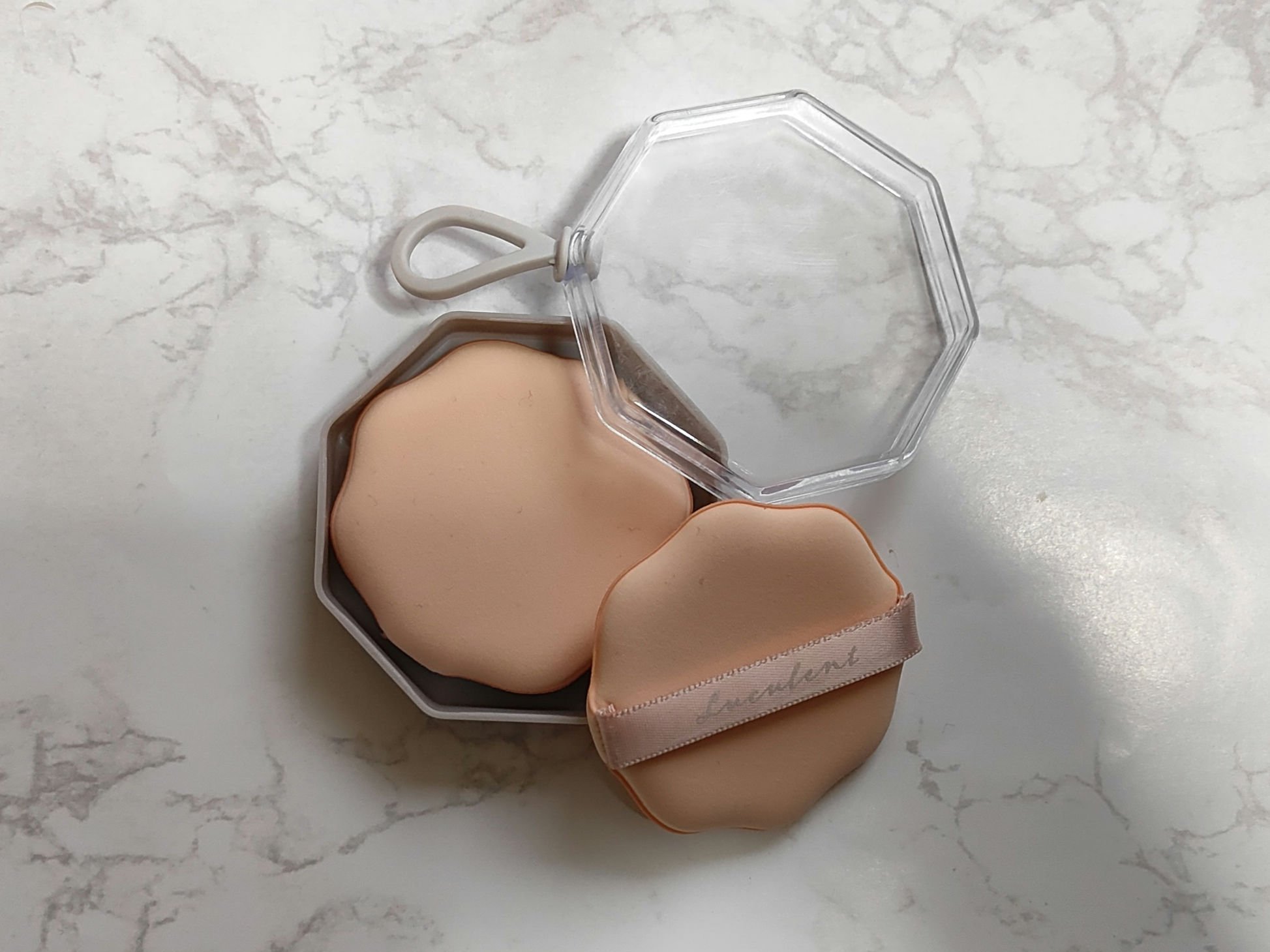 メイクアップパフ（花形、２個、専用ケース付）/DAISO/パフ・スポンジを使ったクチコミ（1枚目）