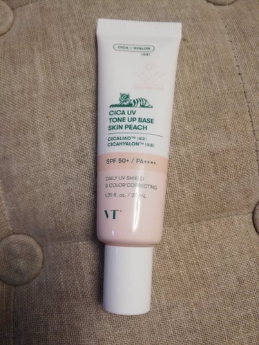 VT　CICA UVトーンアップベース
スキンピーチ
SPF 50+　PA++++
みずみずしい使用感で肌に軽く密着
UVカットに加え血色感のある美しい肌へ仕上げる
ピーチカラートーンアップベース

メイクアップ前の段階て適量をとり顔全体に軽くなじませます。の画像 その0