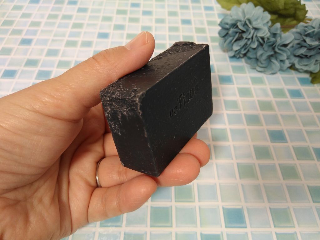 手作り洗顔石鹸 アンティアン プリンセス オブ ソープ 「漆黒」(竹炭入り)/アンティアン/洗顔石鹸を使ったクチコミ(2枚目)