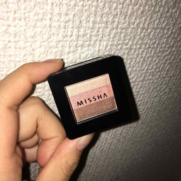 💄新大久保での購入品❶💄
・
・
・
・
今回は新大久保で買ったコスメを紹介します🤙
１つ目がこのミシャのアイシャドウです👈
私は荷物はなるべく少なめにしたいので、大きいパレットよりも小さい方が楽だなと