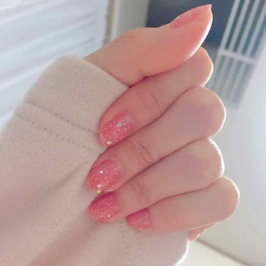 くすみピンクで肌のトーンアップ💅

その上からキラキラのホログラムをのせて可愛いツメのできあがり✨

乾きも早くてカラー展開もたくさん！おススメです◎