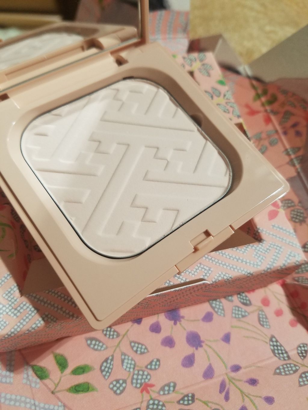 プードルコンパクトエサンシエル　ピンク　プッシュミー クレ・ド・ポー ボーテ / プードルコンパクトエサンシエル ピンク