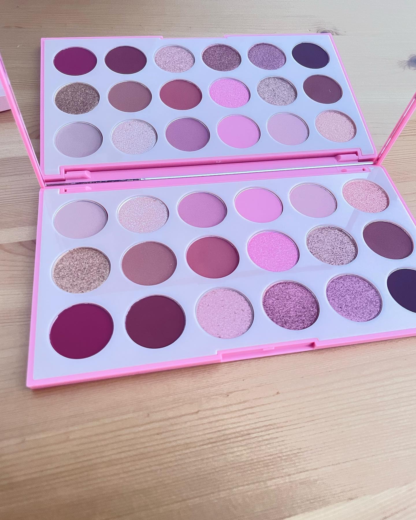 18V Va-Va Bloom Artisty palette/Morphe/パウダーアイシャドウを使ったクチコミ（2枚目）