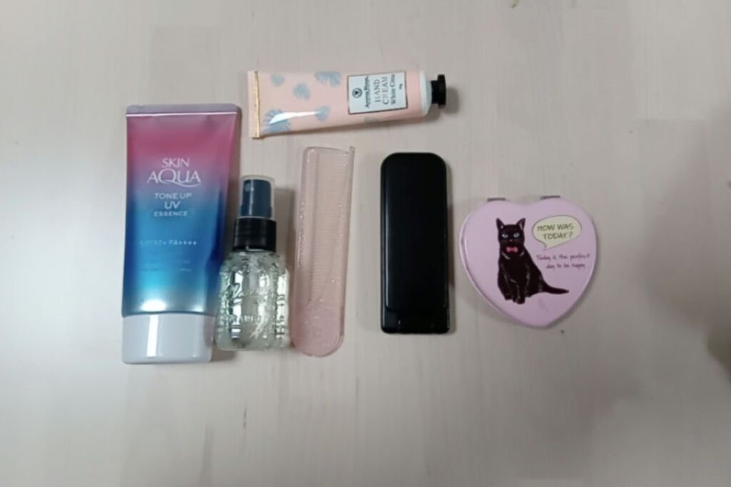 niina on LIPS 「私のポーチの中を紹介します!2枚目の小さいポーチの中身絆創膏大..」(3枚目)