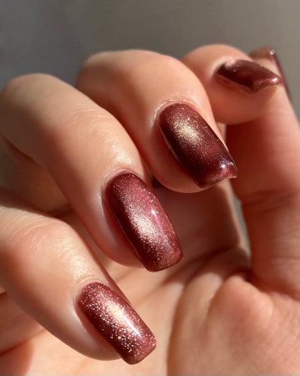 sato 🕊 self nail🫧🤍 on LIPS 「.magnet×flash✨ほんのりピンクベースのボルドー♥️..」(4枚目)