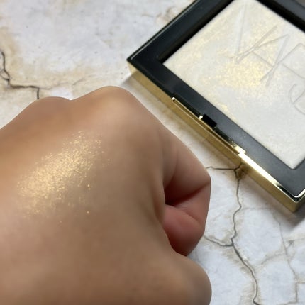 ゴールドダスト ライトライトリフレクティング セッティングパウダー/NARS/プレストパウダーを使ったクチコミ(2枚目)