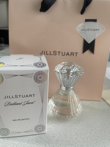 🍏JILL STUART
ブリリアントジュエル オードパルファン


ずっと気になってた香水
誕生日にプレゼントしてもらった🥰

香りもベルガモットなど入ってるのに大人かわいい香りがする♡

JILL 