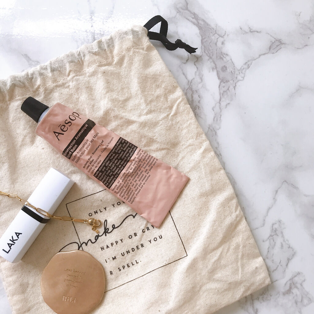 【使った商品】Aesopレスレクション ハンドバーム
【肌質】超敏感肌
【テクスチャ】少し重めなクリーム
【どんな人におすすめ？】乾燥が気になる方や強めな匂いが苦手だけどいい香りのハンドクリームを使いたいという方
【良いところ】パッケージが