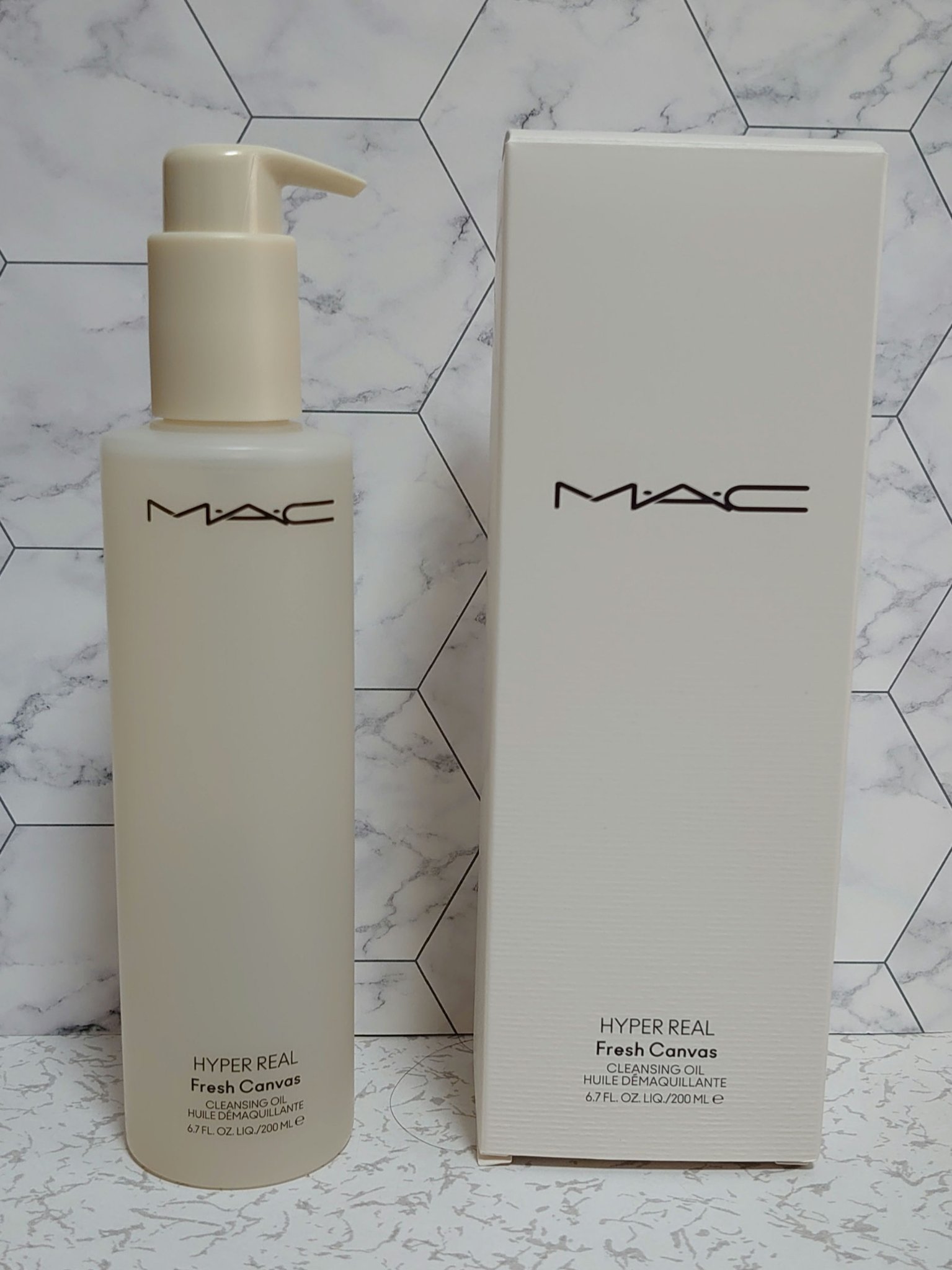 こんにちは☺️❤️❤️❤️
今日はM・A・Cのハイパー リアル フレッシュ キャンバス クレンジング オイルを投稿します💞


💜公式より引用💜
商品説明
ホワイトピオニーエキス*と4種の植物性オイル**でピュアでうるおいのある肌へや