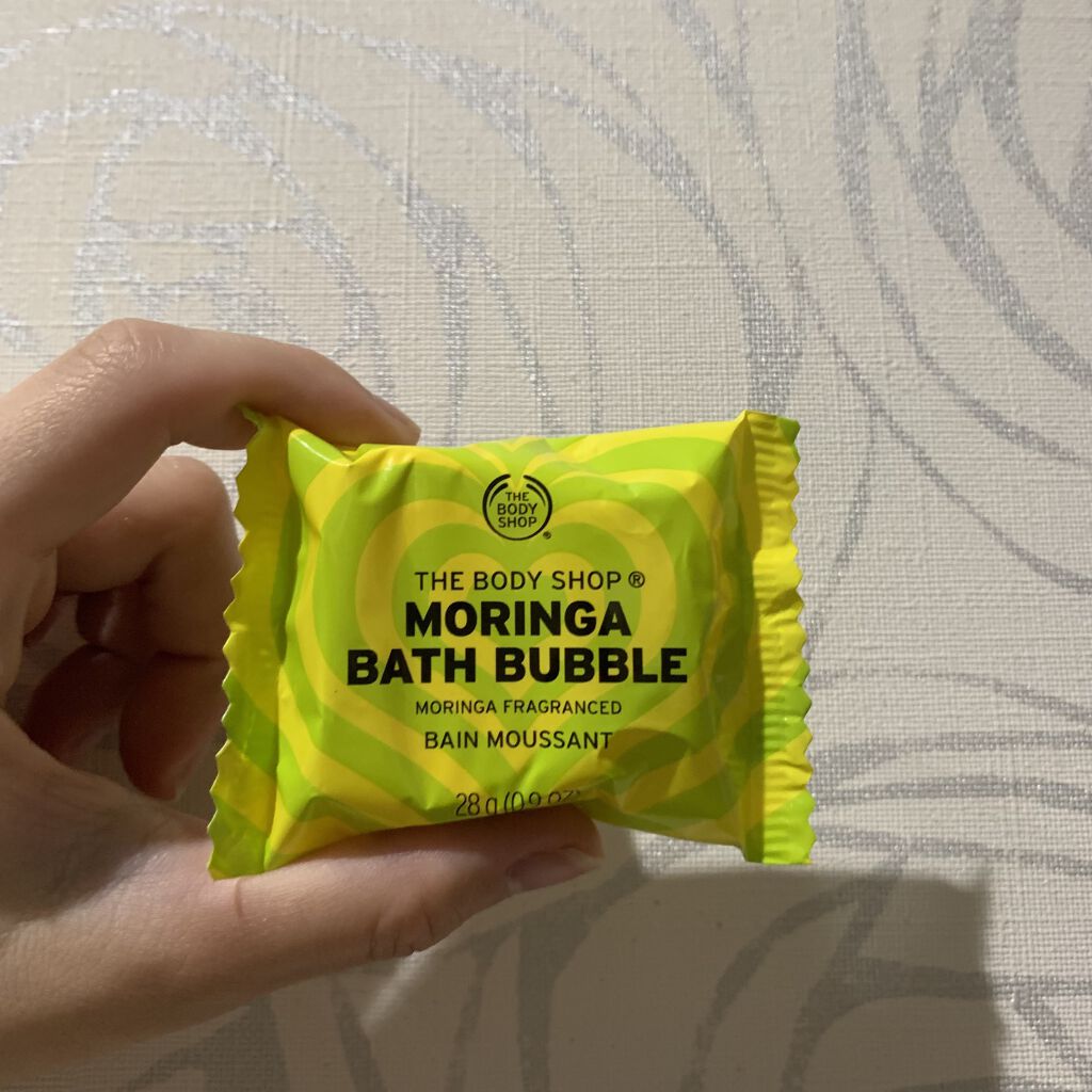 【入浴剤つかってる？🛁】

こんばんわ🌙
私が最近買った入浴剤を紹介させて頂きます✨

開封したらハート型で可愛かった♡
今回使ったのはTHE BODY SHOPの『モリンガ』
と言う香りなんですが落ち着いたお花のような香りがすごく癒さ
