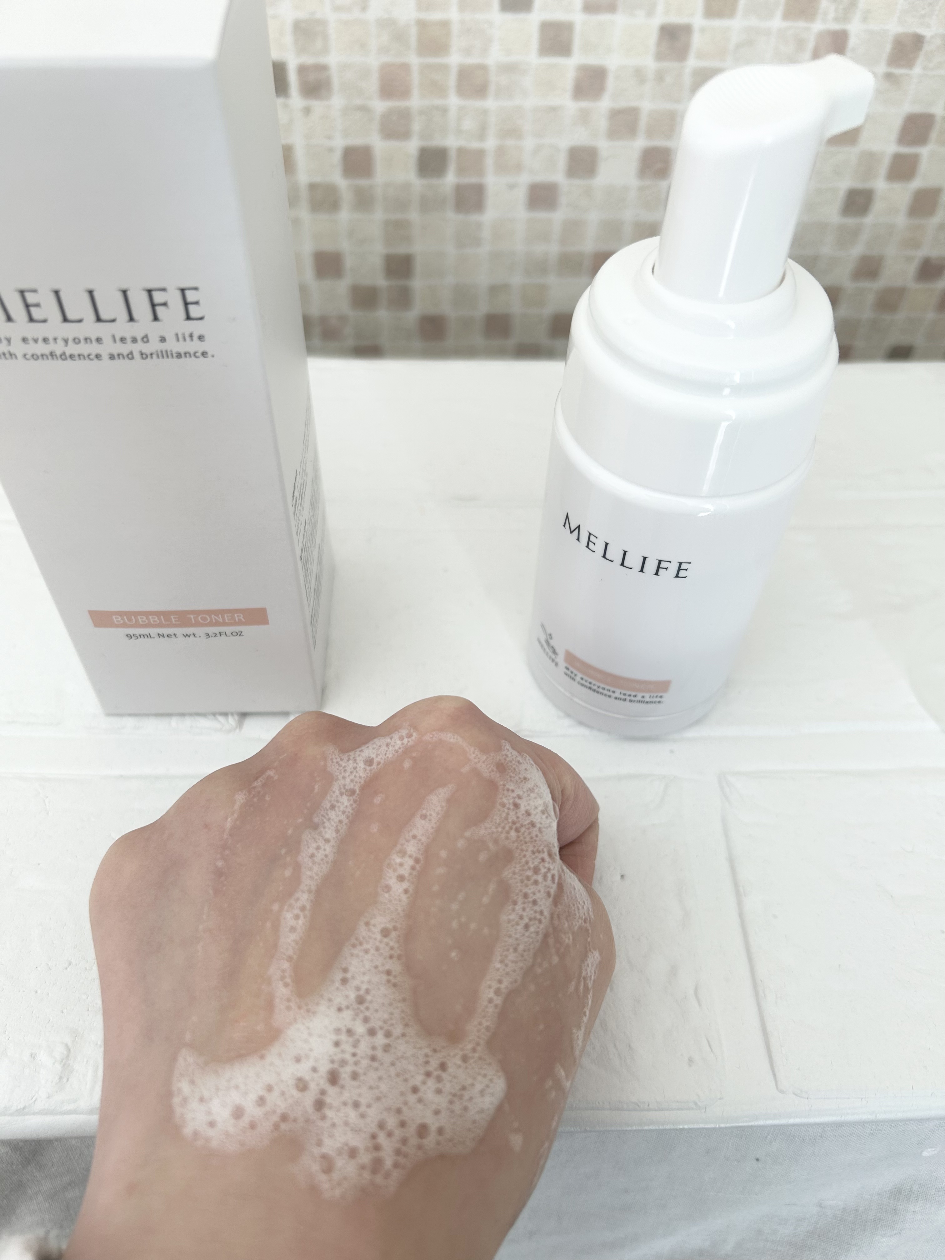 初めての泡化粧水！泡を顔に広げてハンドプレスしたらパックのよう！しっとりして良い感じ！楽しいし使い心地もよかったです。

新感覚バブル化粧水です
うるおい成分と肌成分を絶妙なバランスで配合。
シュワシュワな泡が弾けるごとに角質層へ浸透し、う