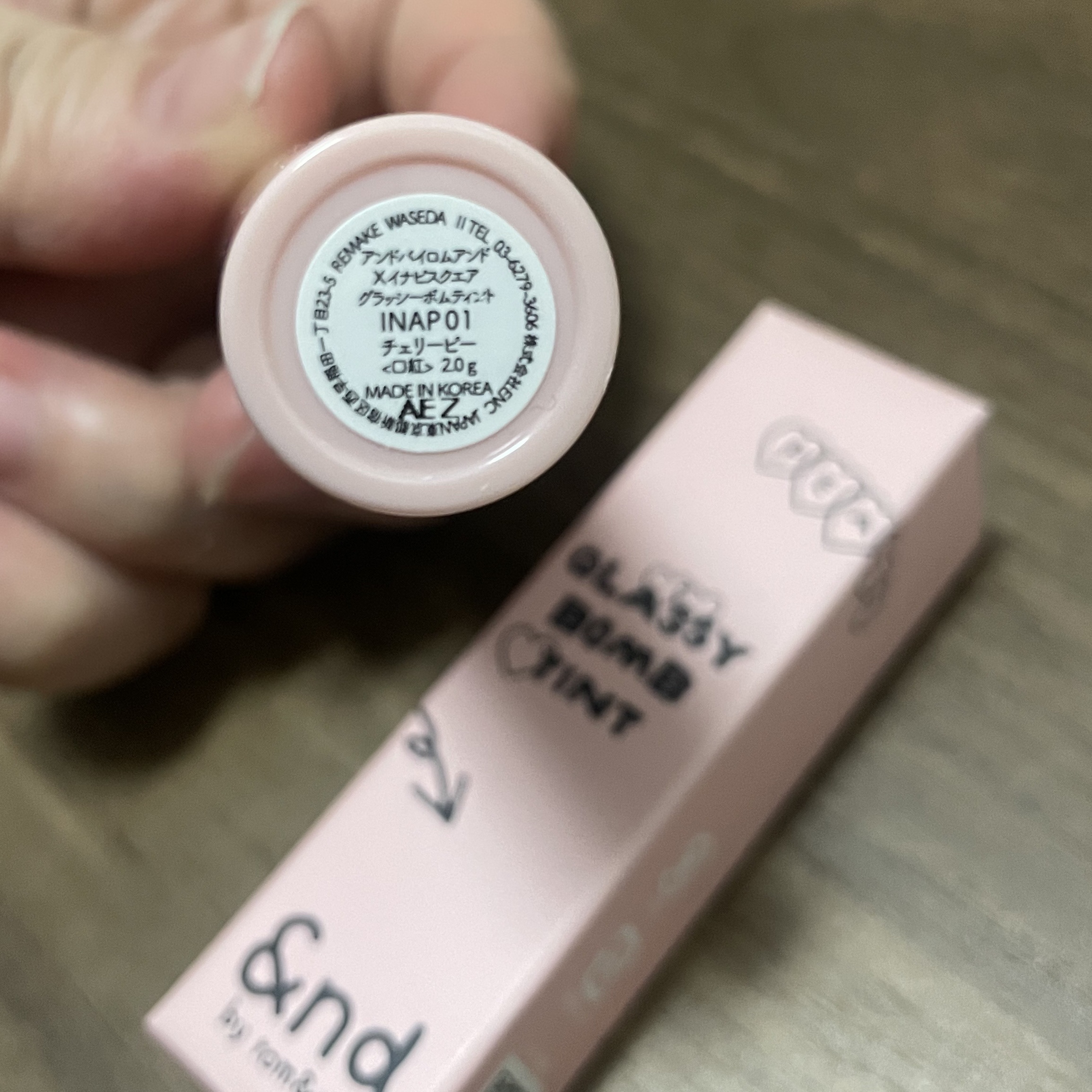 グラッシーボムティント INAP01 チェリーピー/&nd by rom&nd/リップティントを使ったクチコミ（2枚目）