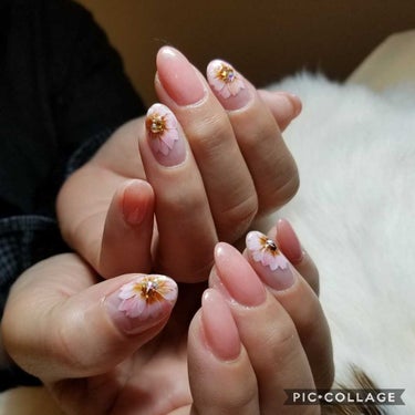 よっちゃん on LIPS 「ネイルチェンジ手描きのお花浮き出てみえる花びら先生、お花描かせ..」（1枚目）