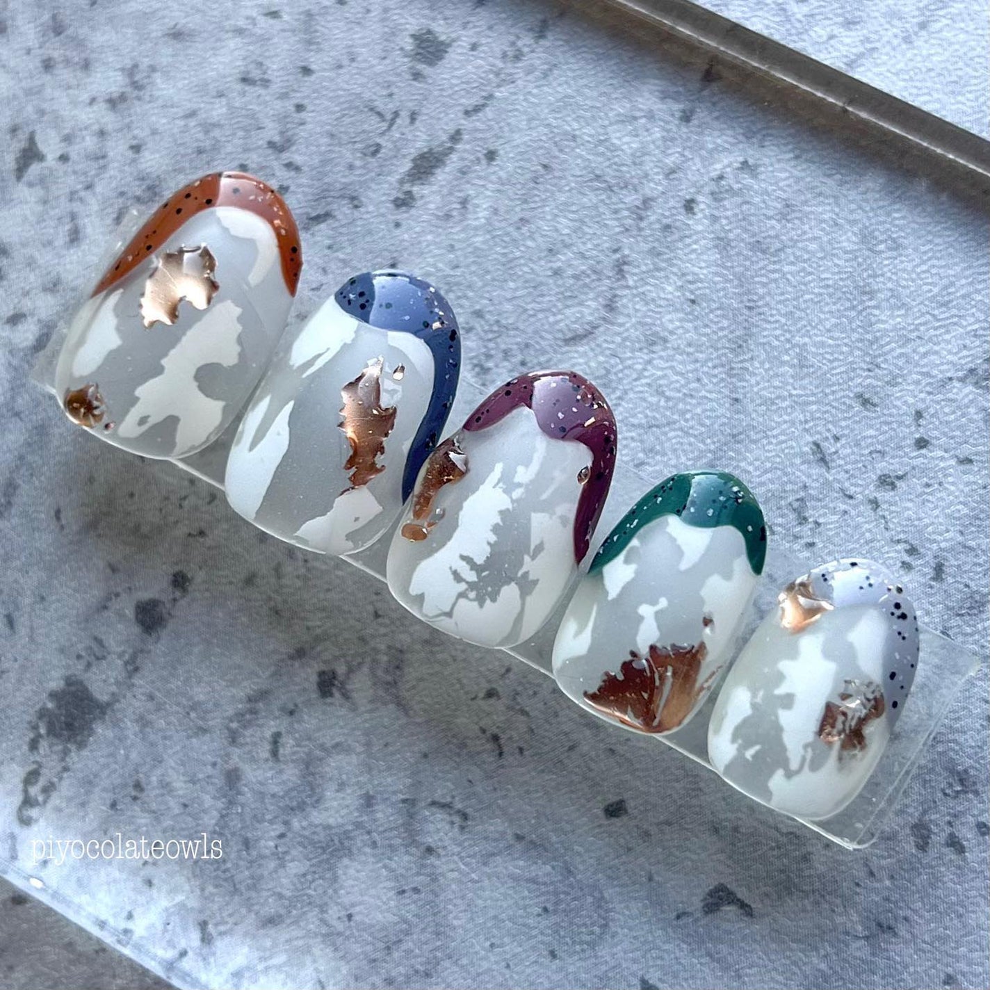 ぴよこれいと あうるす on LIPS 「ホワイトのホイル、とっても可愛い。白ホイル部分はマットに。ゴー..」(1枚目)