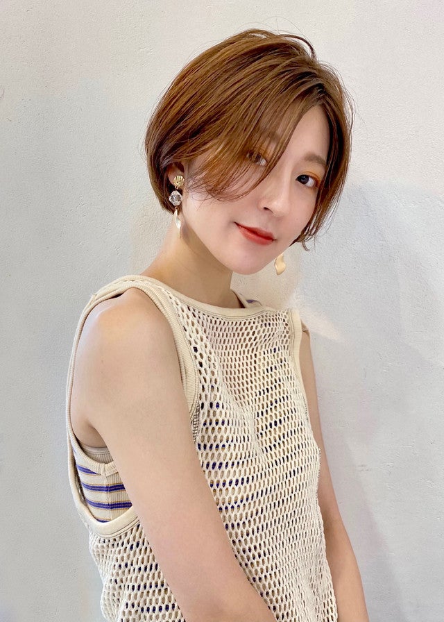 センター分けで毛先だけ自然なふんわりカールの女性