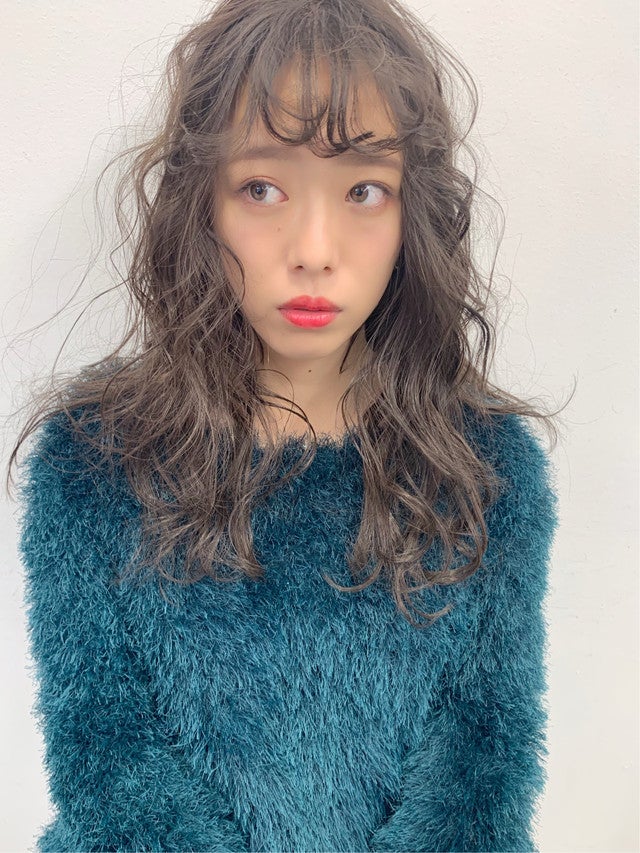 パーマをかけたロングヘアの女性