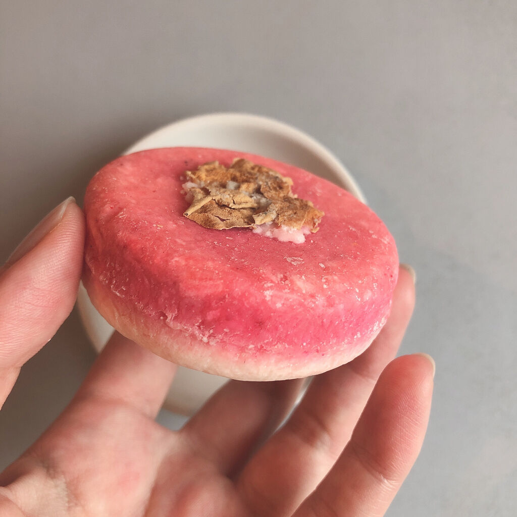 ラッシュ ココナイス ケーキのクチコミ「

ラッシュ　ココナイス ケーキ


見た目が可愛すぎる地球に優しい固形シャンプー。

ココナ.....」（2枚目）